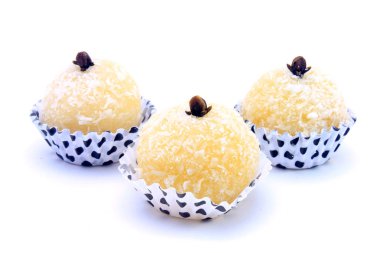 Hindistan cevizi (beijinho de coco) - beyaz arka plan üzerinde izole tipik tatlı Brezilya mutfağı öp. Clouseup fotoğraf