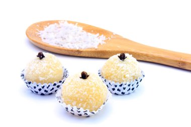 Hindistan cevizi (beijinho de coco) - beyaz arka plan üzerinde izole tipik tatlı Brezilya mutfağı öp. Clouseup fotoğraf