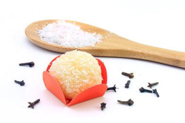 Hindistan cevizi (beijinho de coco) - beyaz arka plan üzerinde izole tipik tatlı Brezilya mutfağı öp. Clouseup fotoğraf