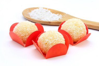 Hindistan cevizi (beijinho de coco) - beyaz arka plan üzerinde izole tipik tatlı Brezilya mutfağı öp. Clouseup fotoğraf