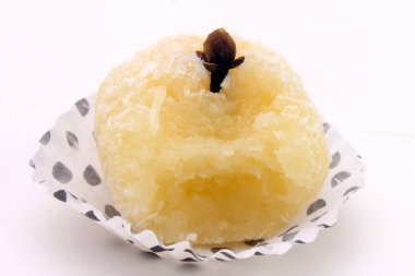 Hindistan cevizi (beijinho de coco) - beyaz arka plan üzerinde izole tipik tatlı Brezilya mutfağı öp. Clouseup fotoğraf