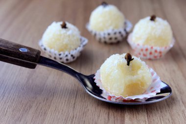 Hindistan cevizi ahşap arka plan üzerinde izole tipik tatlı Brezilya mutfağı (beijinho de coco) - öp. Portre fotoğraf