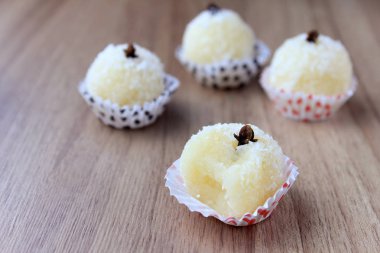 Hindistan cevizi ahşap arka plan üzerinde izole tipik tatlı Brezilya mutfağı (beijinho de coco) - öp. Portre fotoğraf