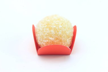 Hindistan cevizi (beijinho de coco) - beyaz arka plan üzerinde izole tipik tatlı Brezilya mutfağı öp. Clouseup fotoğraf