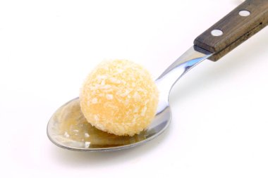 Hindistan cevizi (beijinho de coco) - beyaz arka plan üzerinde izole tipik tatlı Brezilya mutfağı öp. Clouseup fotoğraf