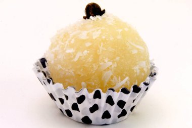 Hindistan cevizi (beijinho de coco) - beyaz arka plan üzerinde izole tipik tatlı Brezilya mutfağı öp. Clouseup fotoğraf