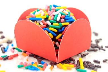 Brigadeiro (Tuğgeneral), çikolatalı tatlı parçacıkları, beyaz bir arka plan ile kaplı Brezilya mutfağının tipik