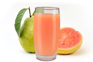 Organik guava suyu cam fincan beyaz arka plan üzerinde izole