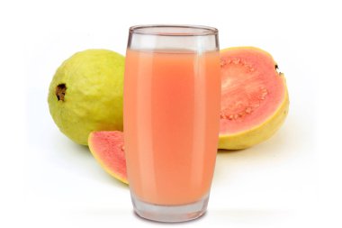 Organik guava suyu cam fincan beyaz arka plan üzerinde izole