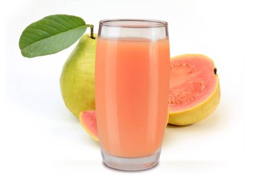 Organik guava suyu cam fincan beyaz arka plan üzerinde izole