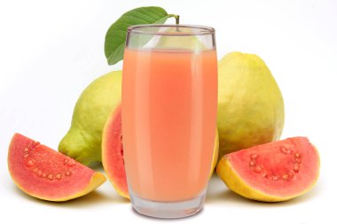 Organik guava suyu cam fincan beyaz arka plan üzerinde izole