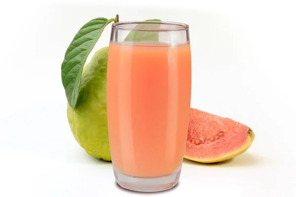 Organický guava šťáva ve skleněném pohárku izolovaných na bílém pozadí — Stock fotografie