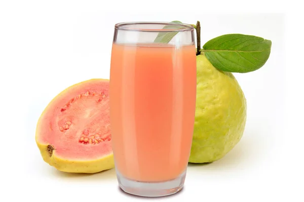 Biologische guava SAP in glazen beker geïsoleerd op witte achtergrond — Stockfoto