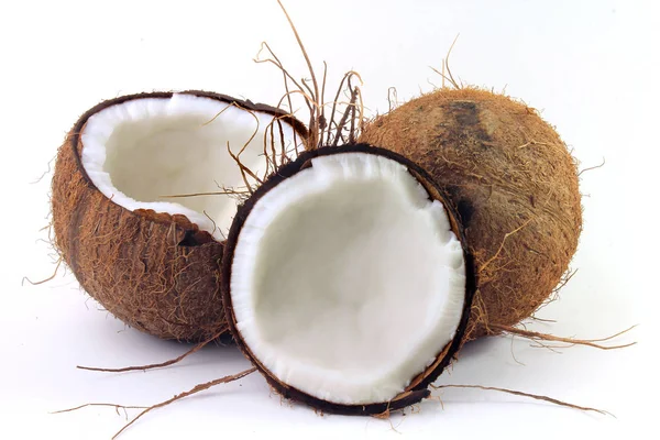 Coco fresco cortado ao meio isolado sobre fundo branco — Fotografia de Stock