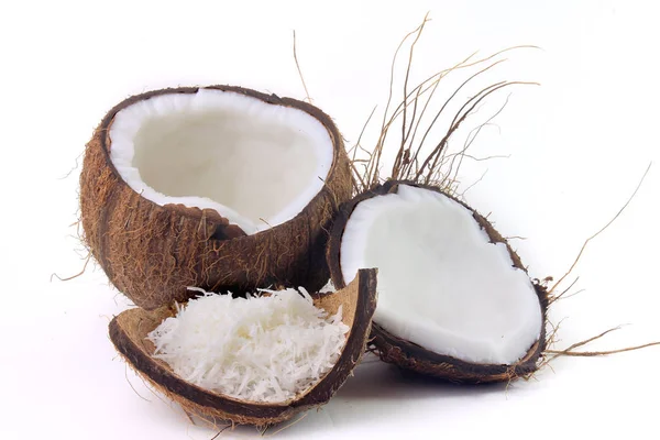 Frische Kokosflocken in Rinde und Schale auf weißem Hintergrund isoliert — Stockfoto