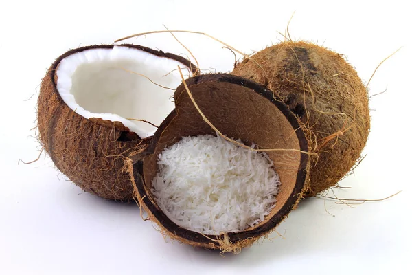 Frische Kokosflocken in Rinde und Schale auf weißem Hintergrund isoliert — Stockfoto