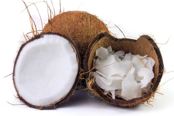 Hojuelas y virutas frescas de coco colocadas en corteza aislada sobre fondo blanco —  Fotos de Stock