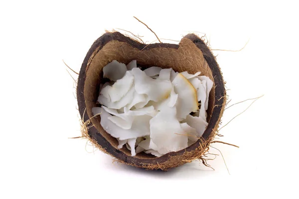 Flocos de coco frescos e batatas fritas colocadas em casca isolada sobre fundo branco — Fotografia de Stock