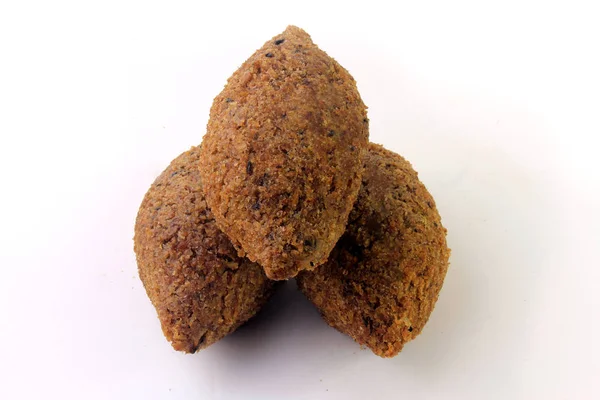 Kibbeh traditionelle libanesische Küche Essen, isoliert auf weißem Hintergrund — Stockfoto