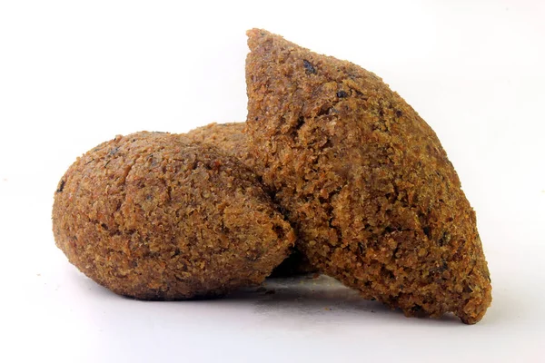 Kibbeh traditionelle libanesische Küche Essen, isoliert auf weißem Hintergrund — Stockfoto