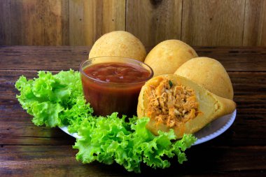Coxinha çanak, geleneksel Brezilya mutfağı atıştırmalıklar tavuk ile doldurulmuş, rustik ahşap masa üzerinde