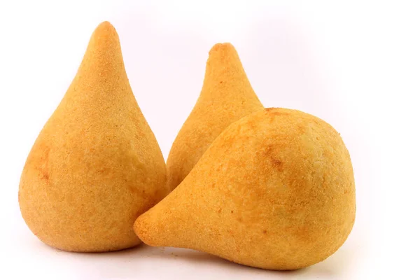 Coxinha, lanches tradicionais da culinária brasileira recheados com frango, isolados em fundo branco — Fotografia de Stock