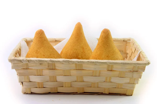 Coxinha na cesta, lanches tradicionais da culinária brasileira recheados com frango, isolados em fundo branco — Fotografia de Stock