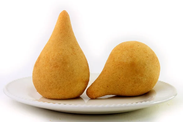 Coxinha no prato, lanches tradicionais da culinária brasileira recheados com frango, isolados em fundo branco — Fotografia de Stock