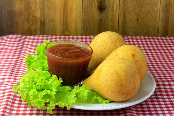 Coxinha w naczyniu, tradycyjna kuchnia Brazylijska przekąski nadziewane kurczaka, na rustykalny drewniany stół — Zdjęcie stockowe