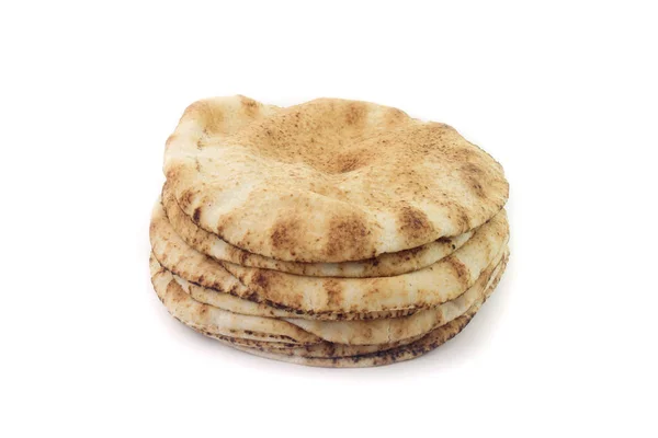 Пита хлеб изолирован на белом фоне. Традиционные блюда арабской кухни и культуры — стоковое фото