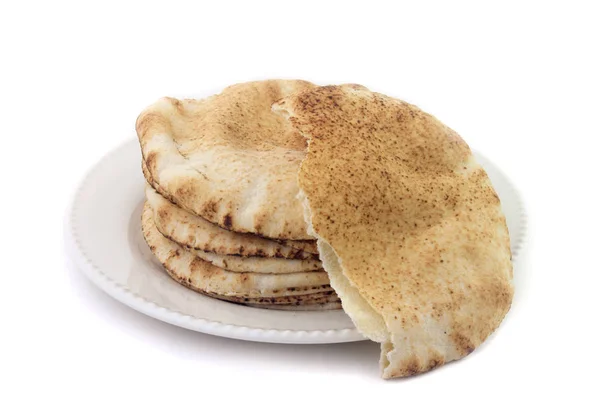 Pan de pita aislado sobre fondo blanco en plato de cerámica. Comida tradicional de la cocina árabe — Foto de Stock