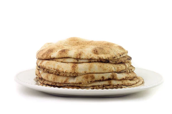 Пита хлеб изолирован на белом фоне в керамической тарелке. Традиционные блюда арабской кухни — стоковое фото