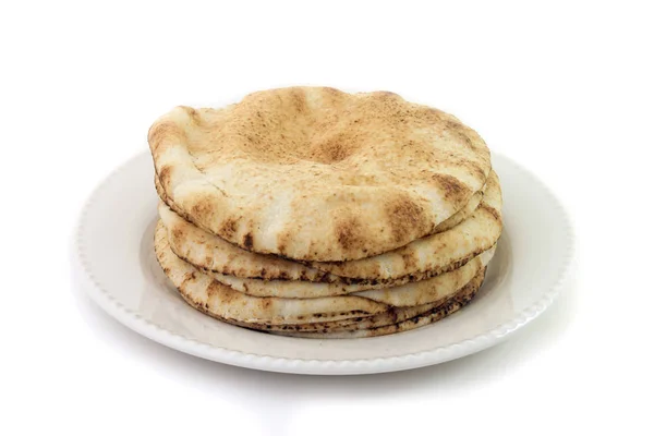 Pane pita isolato su fondo bianco in piatto di ceramica. Cibo tradizionale della cucina araba — Foto Stock