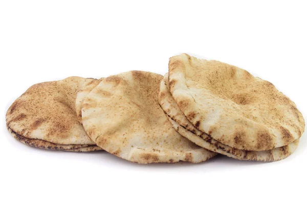 Fehér alapon elszigetelt pita kenyér. Tradicionális arab ételek és kultúra — Stock Fotó
