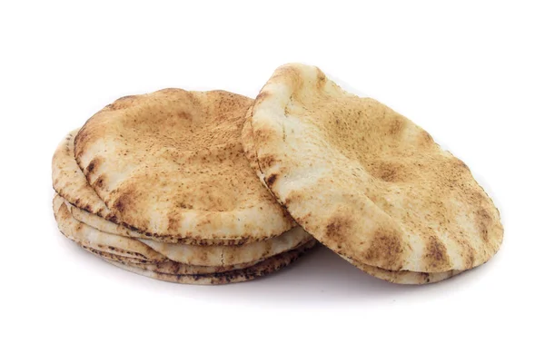 Pão Pita isolado sobre fundo branco. Comida tradicional da culinária e cultura árabe — Fotografia de Stock