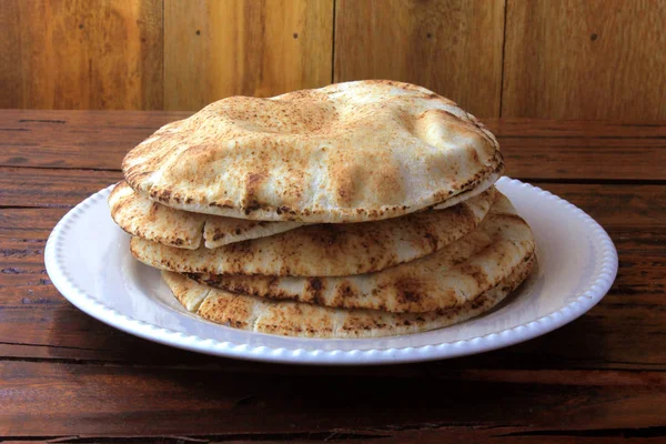 소박한 나무 테이블에 고립 된 피타 빵. 아랍 요리의 전통 음식 — 스톡 사진