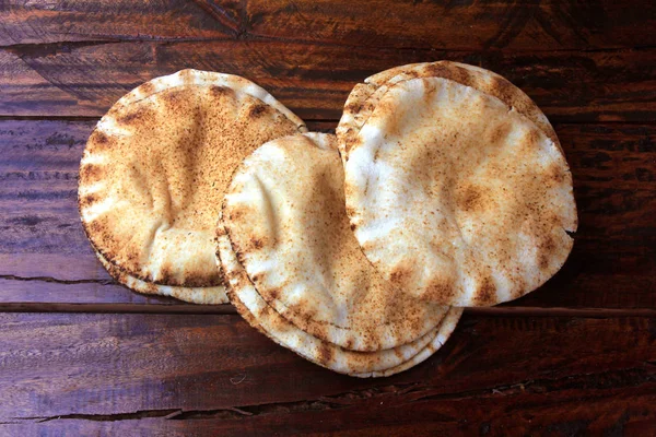 Pâinea Pita izolată pe masa rustică din lemn. Mâncarea tradițională din bucătăria arabă — Fotografie, imagine de stoc
