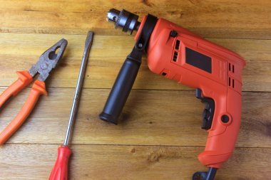 İnşaat ve mobilya tasarım ve onarım kullanılan marangoz ahşap masa üzerinde elektrikli matkap. Penye ve vidalarla Donatılar