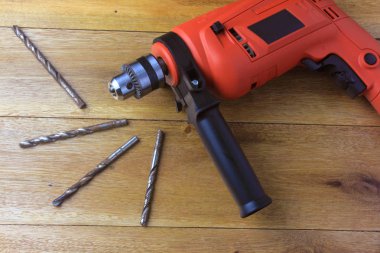 İnşaat, tasarım ve onarım kullanılan marangoz ahşap masa üzerinde elektrikli matkap ve vidalar. İç dekorasyonda kullanılan donatım