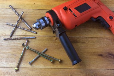 İnşaat, tasarım ve onarım kullanılan marangoz ahşap masa üzerinde elektrikli matkap ve vidalar. İç dekorasyonda kullanılan donatım