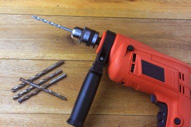 İnşaat, tasarım ve onarım kullanılan marangoz ahşap masa üzerinde elektrikli matkap ve vidalar. İç dekorasyonda kullanılan donatım