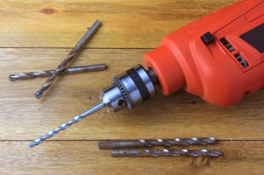 İnşaat, tasarım ve onarım kullanılan marangoz ahşap masa üzerinde elektrikli matkap ve vidalar. İç dekorasyonda kullanılan donatım