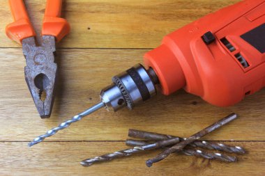 İnşaat ve mobilya tasarım ve onarım kullanılan marangoz ahşap masa üzerinde elektrikli matkap. Penye ve vidalarla Donatılar