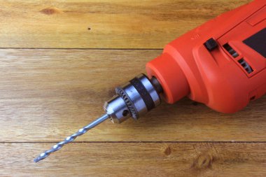 İnşaat ve mobilya tasarım ve onarım kullanılan marangoz ahşap masa üzerinde elektrikli matkap. Ahşap masa arka planda izole edilmiş ekipmanlar