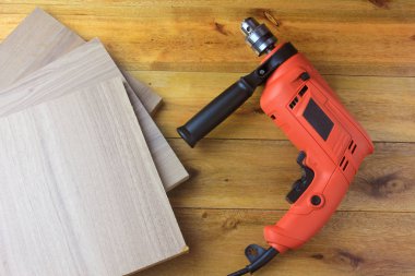 İnşaat ve tasarım ve onarım kullanılan marangoz ahşap masa üzerinde elektrikli matkap ve ahşap panoları