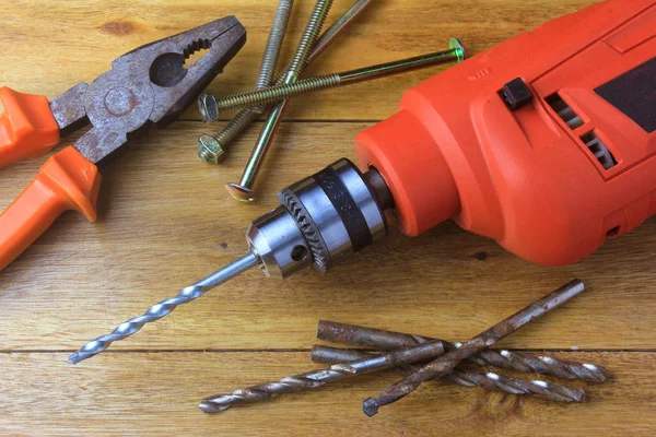 İnşaat ve mobilya tasarım ve onarım kullanılan marangoz ahşap masa üzerinde elektrikli matkap. Penye ve vidalarla Donatılar