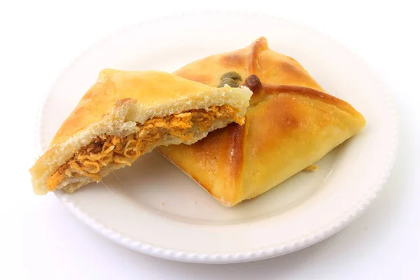 Esfiha kurczaka pochodzenia arabskiego tradycyjnie przystosowane do kuchni brazylijskiej na talerzu na białym tle — Zdjęcie stockowe