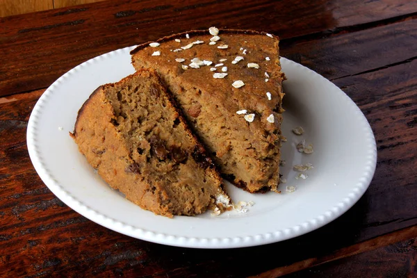 Gâteau aux bananes maison sain à base de flocons d'avoine sur une table rustique en bois. sans sucre, sans lait, sans gluten — Photo