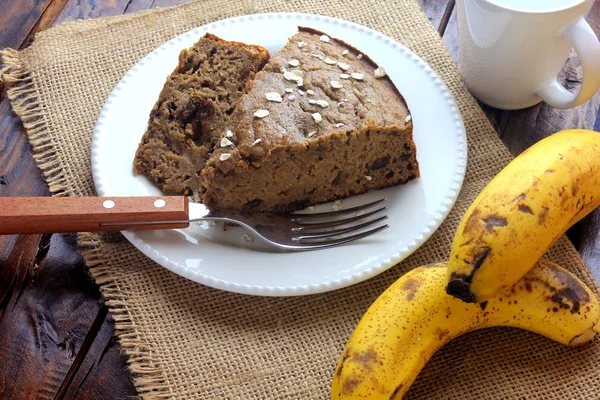 Healthy homemade banana cake made with oatmeal on rustic wooden table. sugar-free, milk-free, gluten-free — Stock Photo, Image