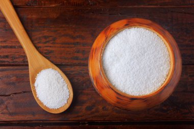 ahşap arka plan üzerinde ahşap kase tapyoka unu. Manyoktan çıkarılan madde